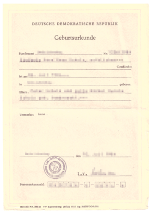 La imagen muestra el reverso de un certificado del registro civil del nacimiento de la RDA para la traducción jurada..