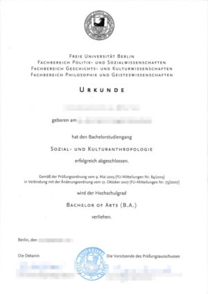 The picture shows a German Bachelors degree for the sworn translation into Spanish.