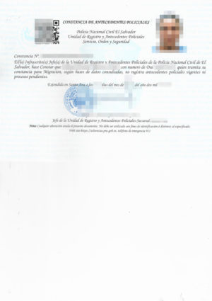 La imagen muestra un certificado de antecedentes policiales de El Salvador para la traducción al alemán.