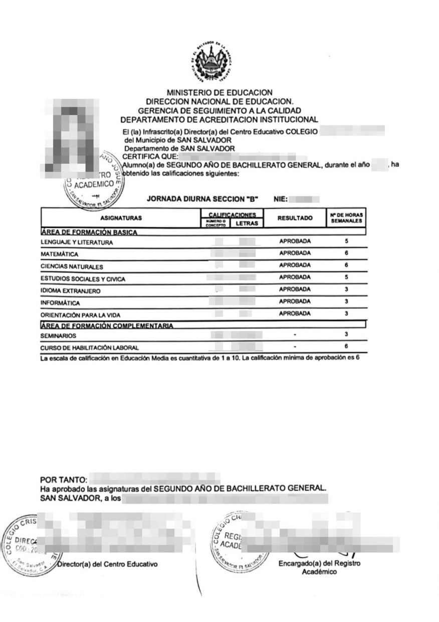 La imagen muestra un certificado de notas de El Salvador para su traducción oficial al alemán.