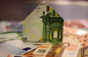 Das Bild zeigt Geldscheine als Symbol für die Wohnkosten in Deutschland.